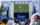 Una multitud se reúne en el Festival de Aficionados de la FIFA de Filadelfia para ver un partido de fútbol en directo en una pantalla gigante. El evento al aire libre cuenta con un gran escenario decorado con motivos de la Copa Mundial de la FIFA 2026 y del Festival de Aficionados de la FIFA de Filadelfia, donde los aficionados, vestidos con camisetas de sus equipos y con los colores de sus países, disfrutan juntos del partido en un ambiente festivo.