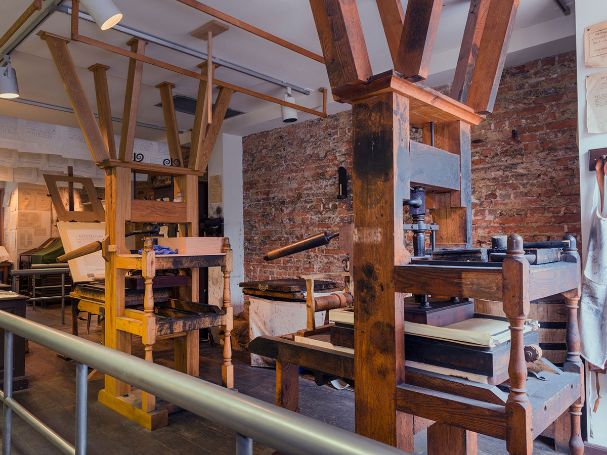 Des reproductions de presses d'imprimerie en bois du XVIIIe siècle sont exposées à l'intérieur de l'imprimerie de Franklin Court.