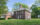 Stenton, un manoir historique en briques du XVIIIe siècle situé dans le quartier de Germantown à Philadelphie, se dresse au milieu d'une pelouse et d'arbres matures. La maison de style géorgien présente un toit pentu, des lucarnes et de hautes cheminées, mettant en valeur son architecture coloniale bien préservée.
