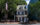 Vue de face de la maison Betsy Ross, une demeure coloniale de deux étages parfaitement conservée, dotée de volets blancs et d'une porte d'entrée.