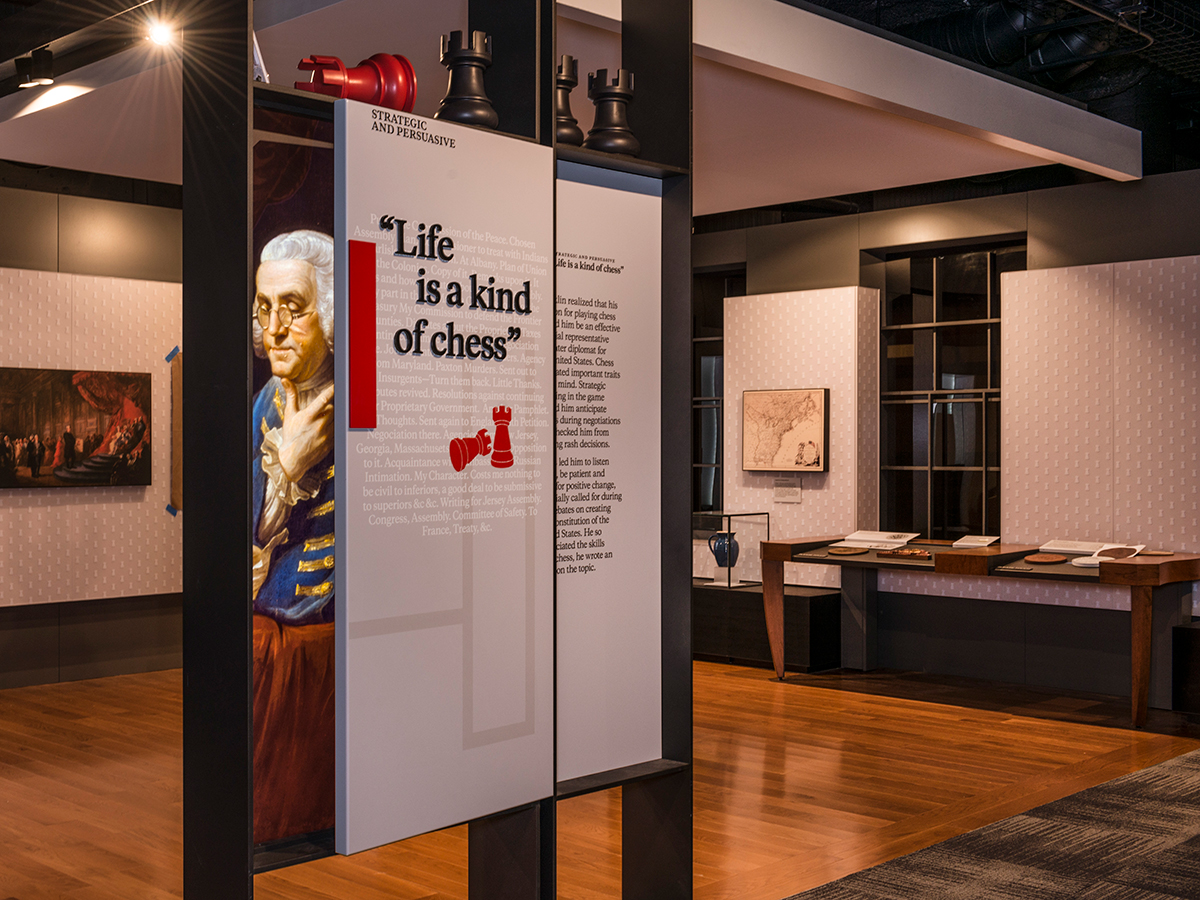 Une exposition au sein du musée Benjamin Franklin qui met en lumière la pensée stratégique de Franklin à travers des présentations interactives, des objets historiques et des panneaux explicatifs.