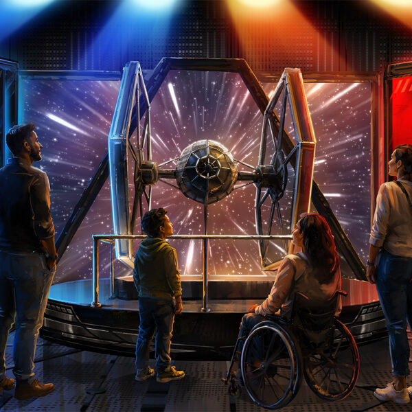 Une image de synthèse de la galerie « Wireframe Worlds » dans le cadre de la nouvelle exposition Star Wars au The Franklin Institute. Des visiteurs se tiennent autour d'une maquette de chasseur TIE, sous des lumières rouges et bleues.