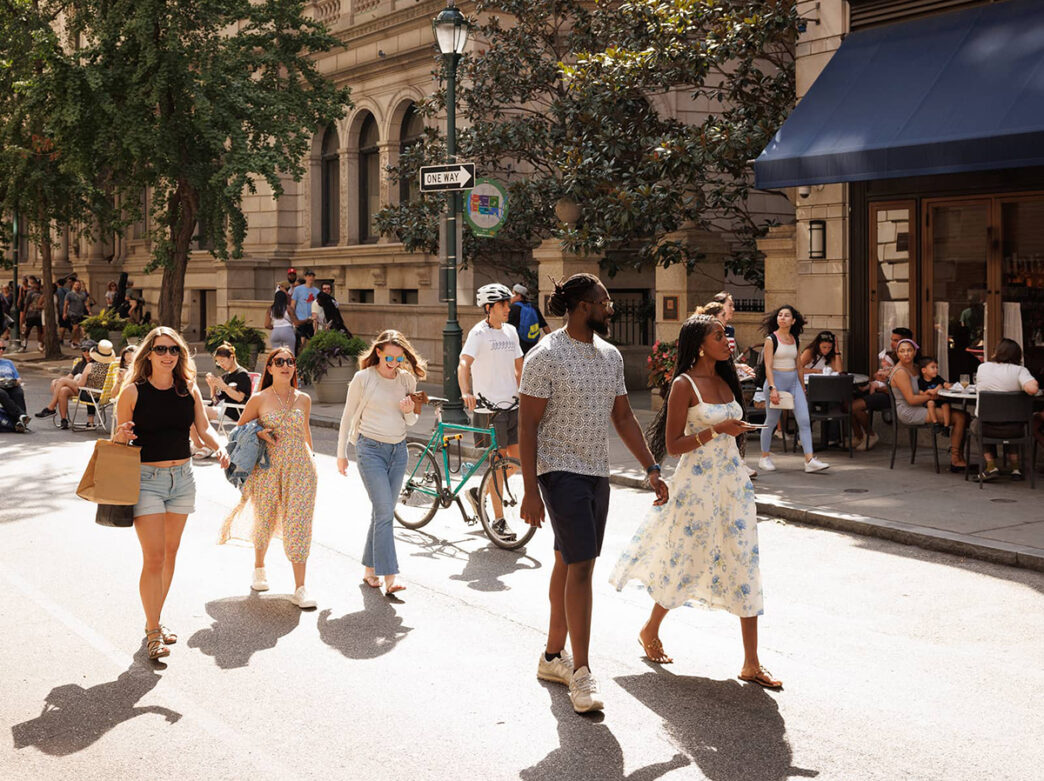 Voetgangers die tijdens het evenement ‘Open Streets: West Walnut’ in Center City, Philadelphia, over een autovrij gedeelte van Walnut Street slenteren.
