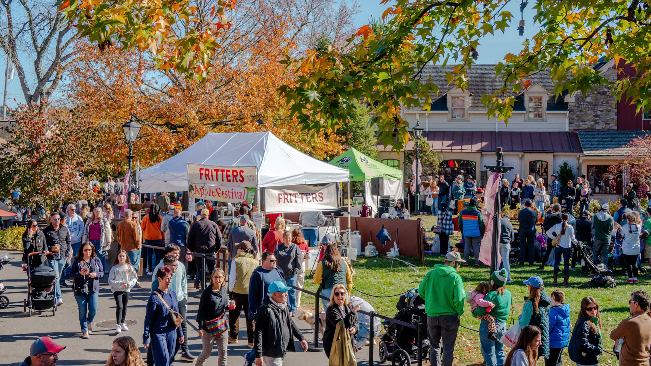 Durante el Festival de la Manzana, la gente recorre los senderos pavimentados entre el colorido follaje otoñal en Peddler's Village, donde hay puestos que venden buñuelos de manzana y otras delicias.