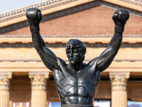 A estátua de bronze do Rocky ergue os dois punhos com luvas de boxe em sinal de vitória em frente ao Philadelphia Museum of Art.