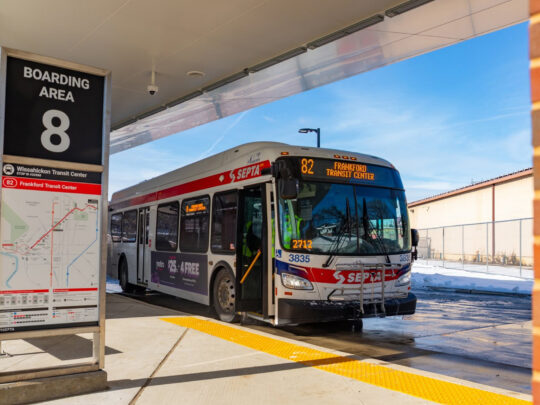 Un bus de la ligne 82 de la SEPTA, à destination du Frankford Transit Center, attend à un arrêt par une journée ensoleillée d'hiver.