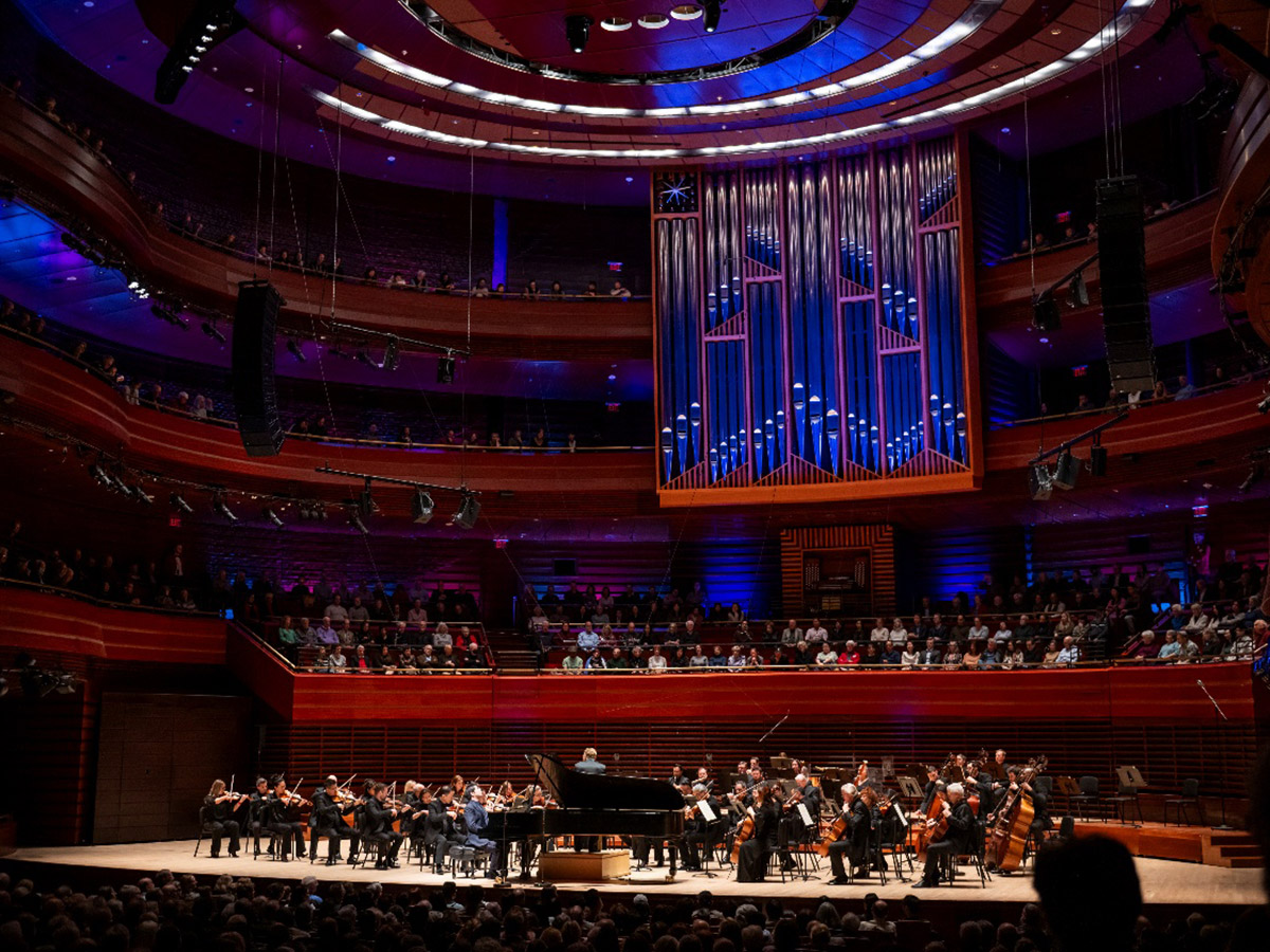Het Philadelphia Orchestra treedt op in de Marian Anderson Hall in het Kimmel Center, onder de torenhoge orgelpijpen van het gebouw.