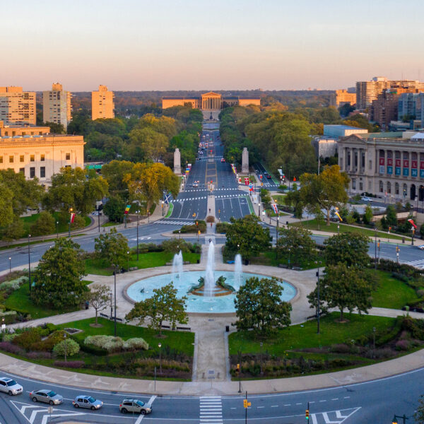 Yon vi ayeryen sou Benjamin Franklin Parkway la k ap gade fontèn nan Logan Square, Barnes Foundation, Bibliyotèk Santral Parkway la ak Philadelphia Museum of Art.