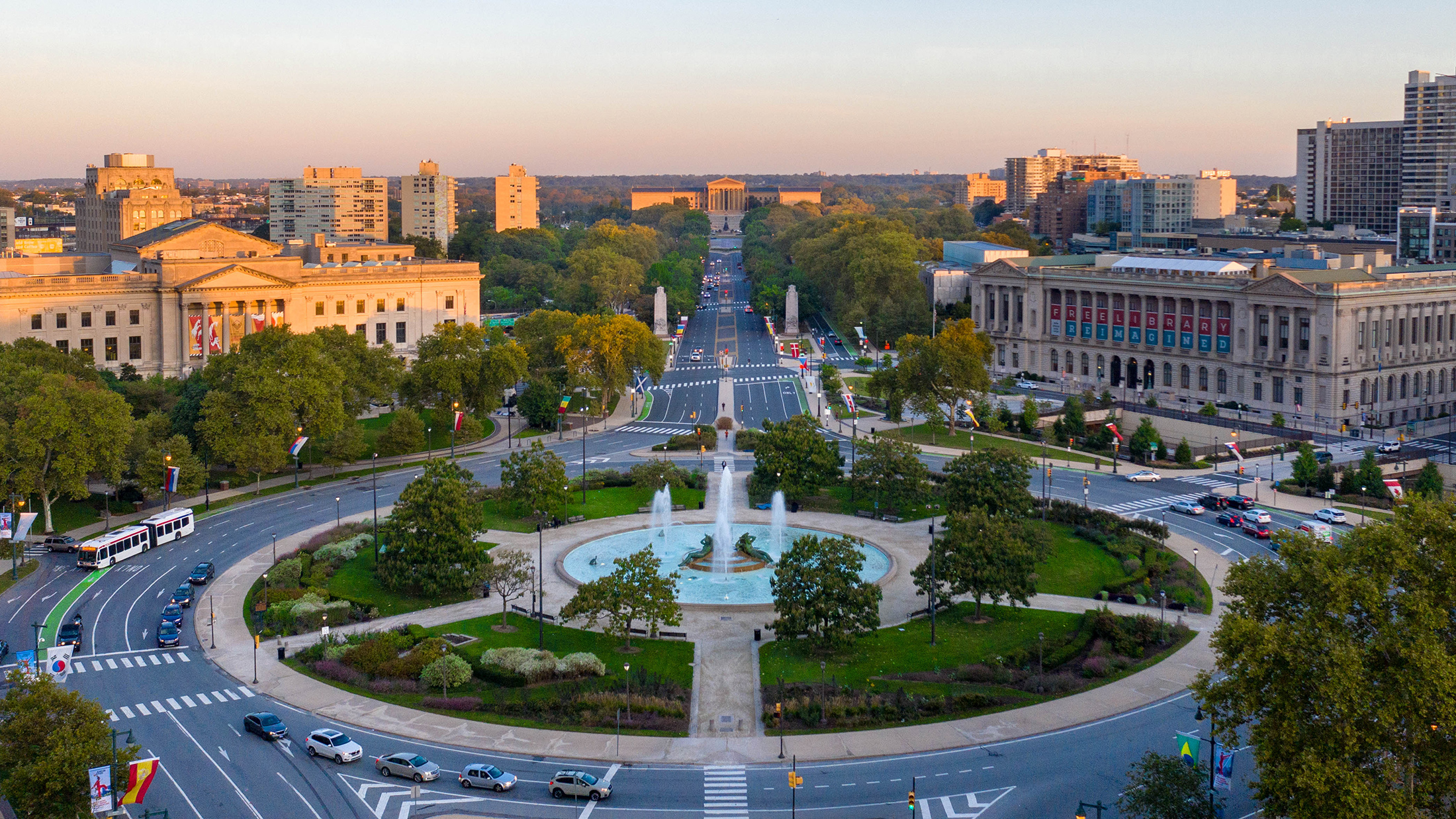 Yon vi ayeryen sou Benjamin Franklin Parkway la k ap gade fontèn nan Logan Square, Barnes Foundation, Bibliyotèk Santral Parkway la ak Philadelphia Museum of Art.
